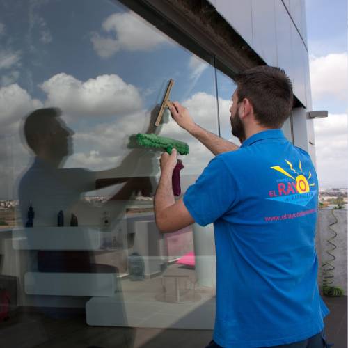 empresa de limpieza de cristales ventanales escaparates en valencia